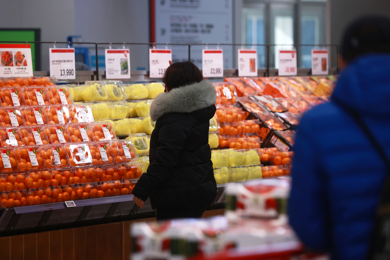 서울의 한 대형마트 과일 판매대. [연합]