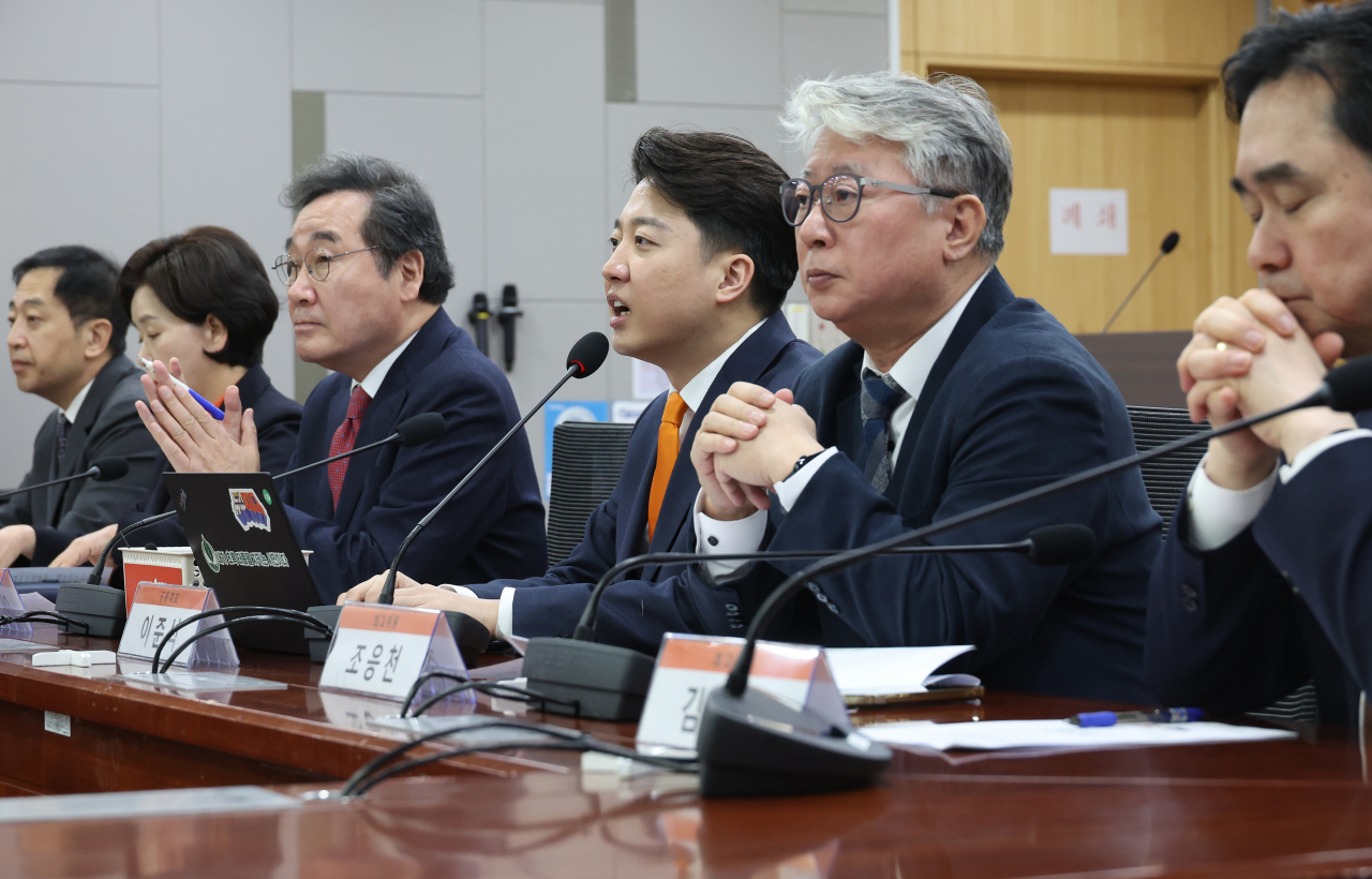 이준석 개혁신당 공동대표가 13일 국회 의원회관에서 열린 제1차 최고위원회의에서 발언을 하고 있다. 왼쪽부터 금태섭 최고위원, 양향자 원내대표, 이낙연 공동대표, 이 대표, 조응천, 김종민 최고위원. [연합]