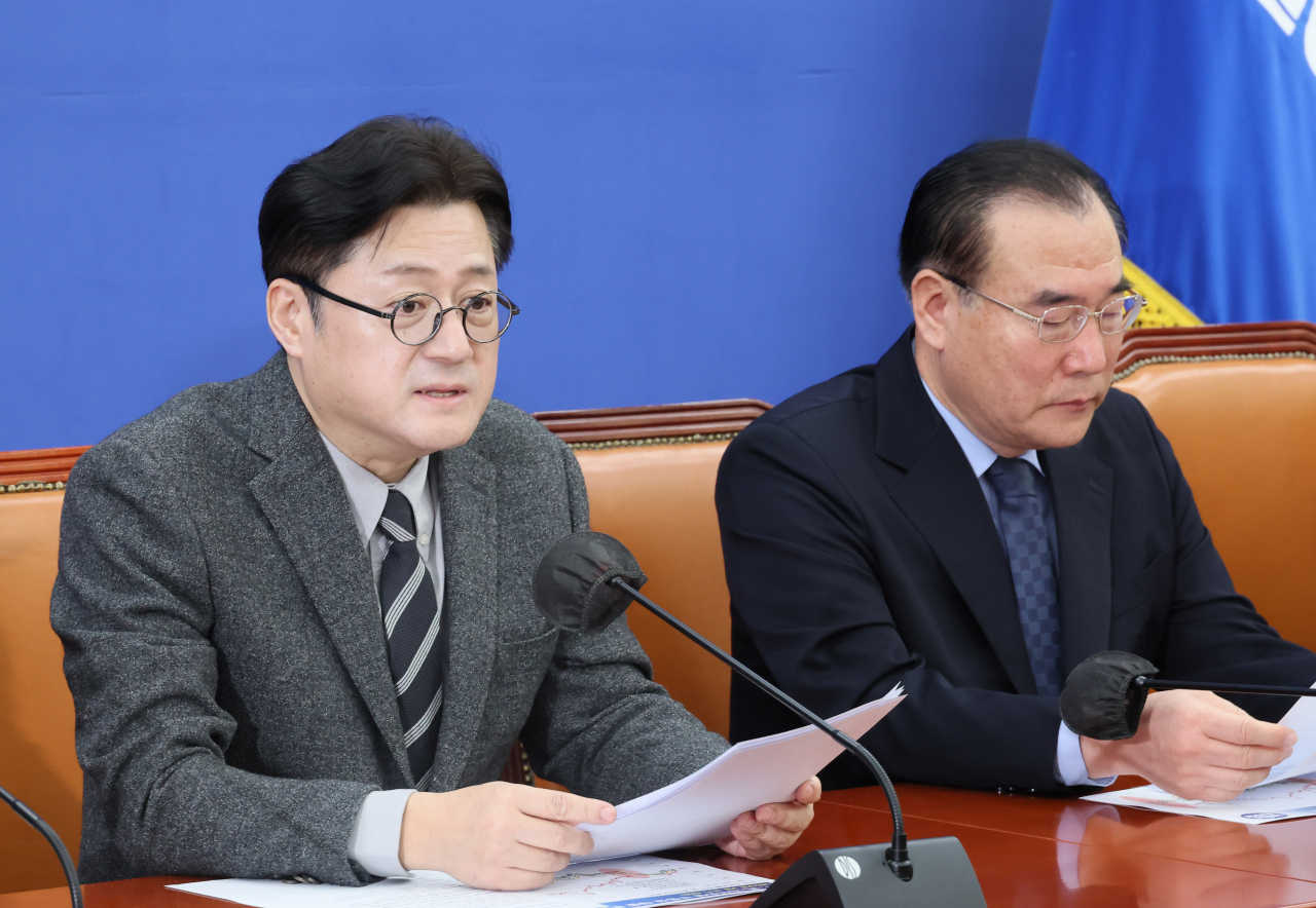 홍익표 더불어민주당 원내대표가 13일 국회에서 열린 원내대책회의에서 발언하고 있다. [연합]
