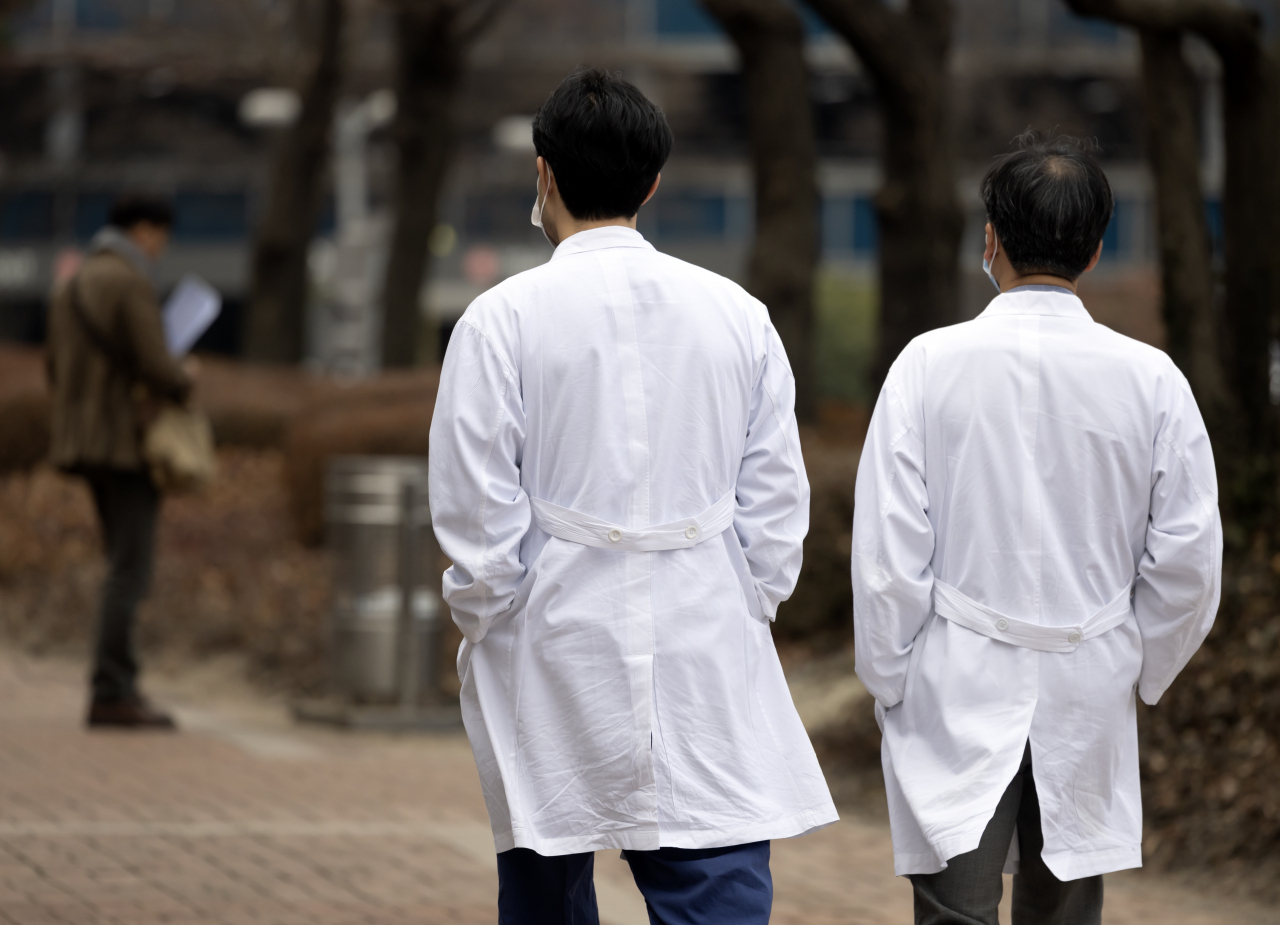 정부의 의대 증원 발표가 하루 지난 7일 서울의 한 대형병원에서 관계자들이 이동하고 있다. [연합]