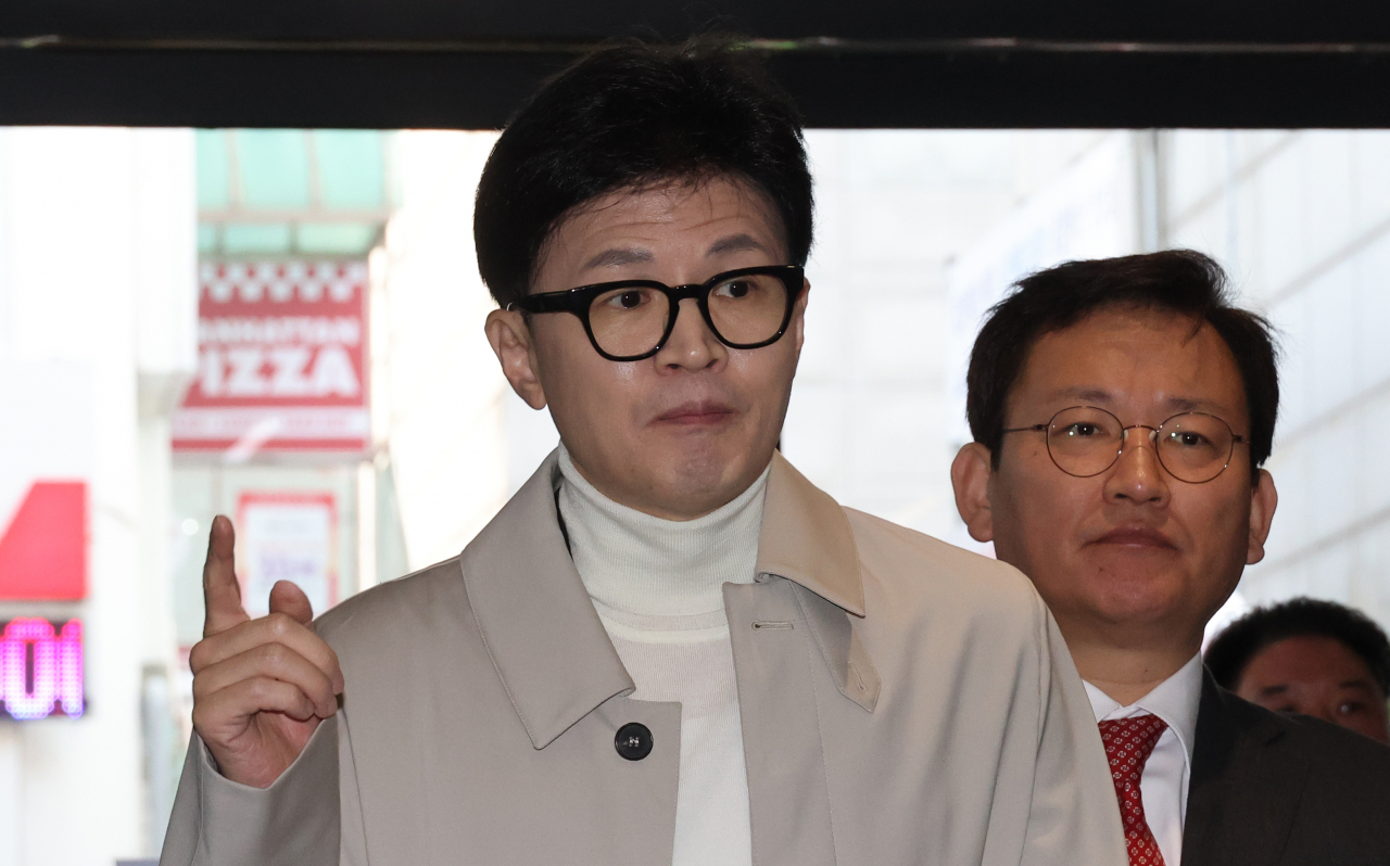 국민의힘 한동훈 비상대책위원장이 13일 여의도 당사 입구에서 기자들의 질문에 답하고 있다. [연합]