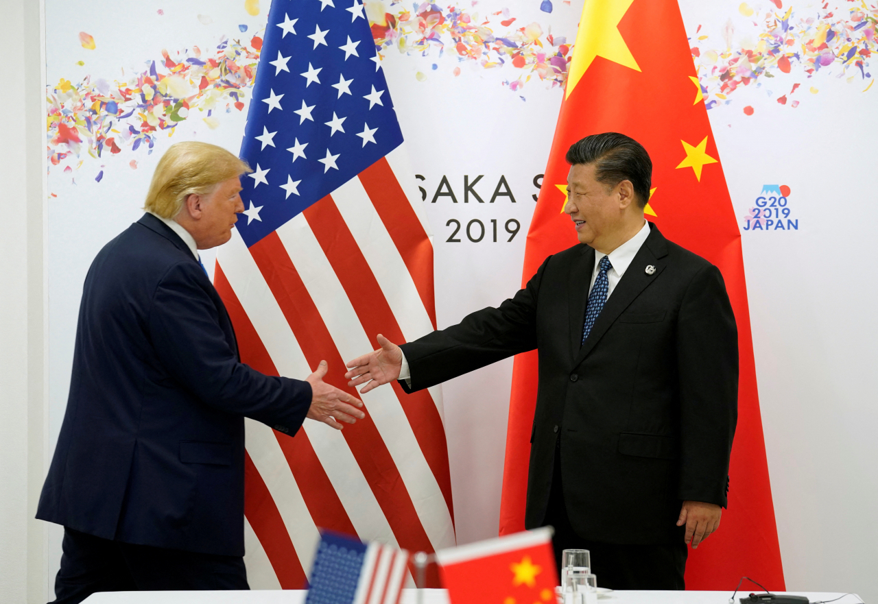 지난 2019년 일본 오사카에서 열린 주요20개국(G20) 정상회의 중 양자 정상회담을 갖고 있는 도널드 트럼프(왼쪽) 전 미국 대통령과 시진핑 중국 국가주석.[로이터]