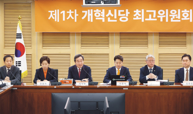 이낙연 개혁신당 공동대표가 13일 국회 의원회관에서 열린 제1차 최고위원회의에서 발언을 하고 있다. 왼쪽부터 금태섭 최고위원, 양향자 원내대표, 이 공동대표, 이준석 공동대표, 조응천 최고위원, 김종민 최고위원. [연합]
