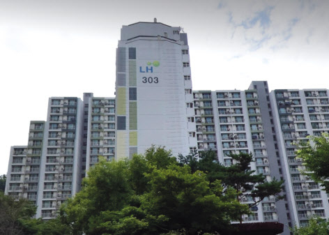 한 아파트 단지 외벽의 LH 로고(사진은 기사 내용과 무관) [네이버지도 거리뷰 갈무리]