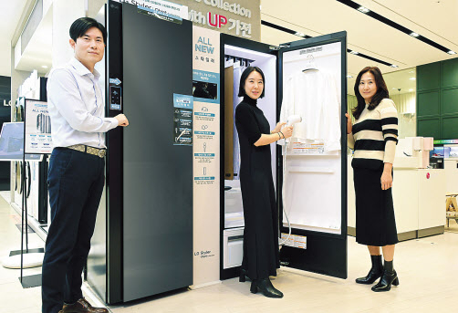 김재형(왼쪽부터) LG전자 H&A사업본부 리빙솔루션연구소 책임연구원, 신아람 H&A사업본부 H&A상품기획담당 책임, 박소영 한국영업본부 리빙솔루션마케팅담당 책임이 서울 여의도 더현대 서울에 위치한 LG전자 매장에서 ‘올 뉴 스타일러’를 소개하고 있다. [LG전자 제공]