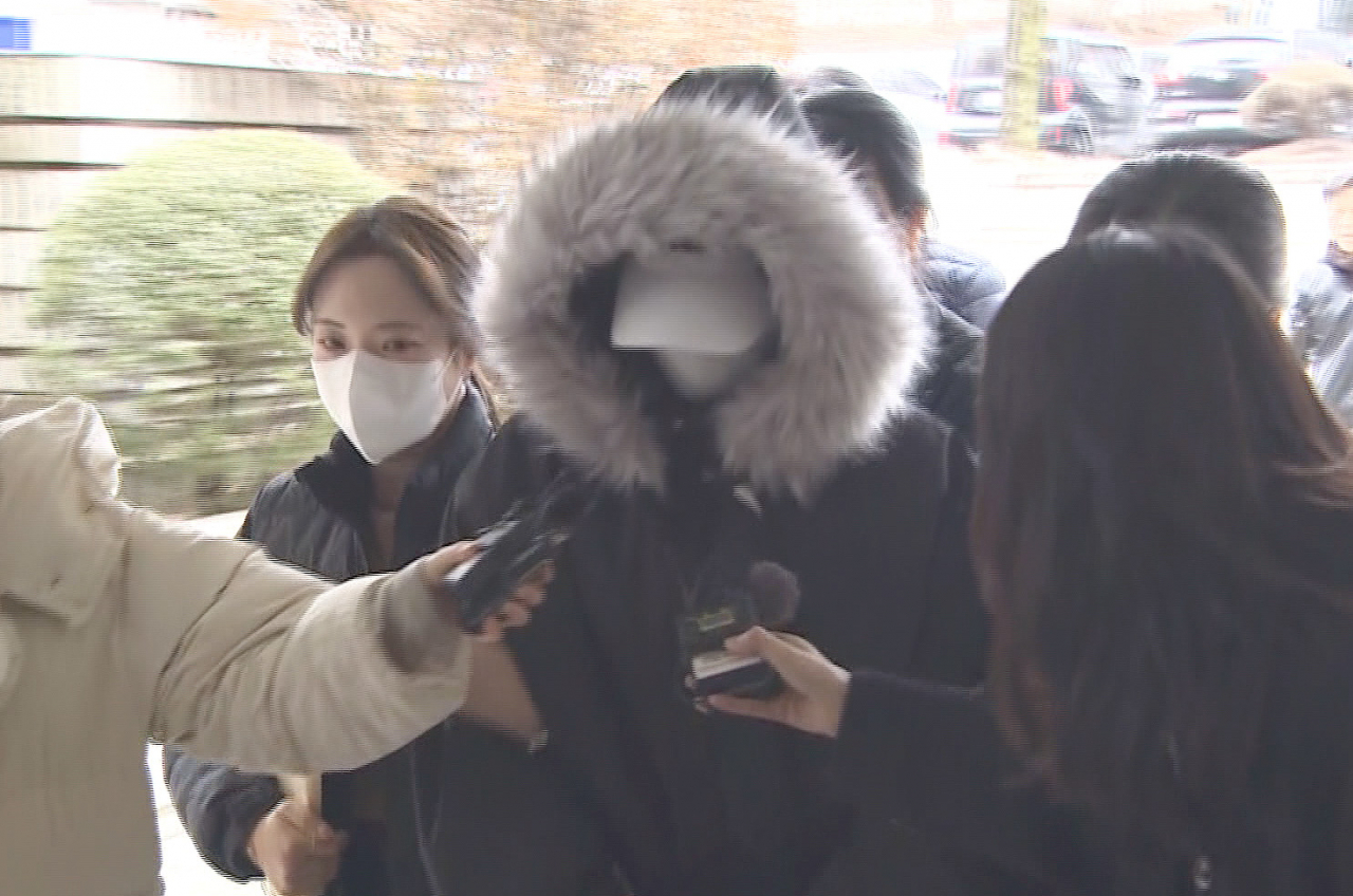 만취 상태로 운전하다 배달 오토바이를 몰던 50대 남성과 추돌 후 적절한 구호 조치를 하지 않았다는 논란이 불거진 20대 여성 안모씨가 지난 5일 서울중앙지법에서 열린 특정범죄 가중처벌 등에 관한 법률 위반(위험운전치사) 혐의에 대한 구속 전 피의자 심문(영장실질심사)에 출석하고 있다. 이 사고로 오토바이를 몰던 50대 남성이 병원에 이송됐으나 숨졌다. 당시 안씨의 혈중알코올농도는 면허 취소 수준으로 알려졌다. [연합뉴스]