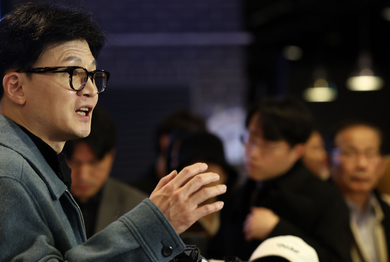 국민의힘 한동훈 비상대책위원장이 12일 오후 서울 여의도 한 영화관에서 이승만 전 대통령의 생애와 정치를 조명한 다큐멘터리 영화 '건국전쟁' 관람을 마친 뒤 취재진의 질문에 답하고 있다. [연합]