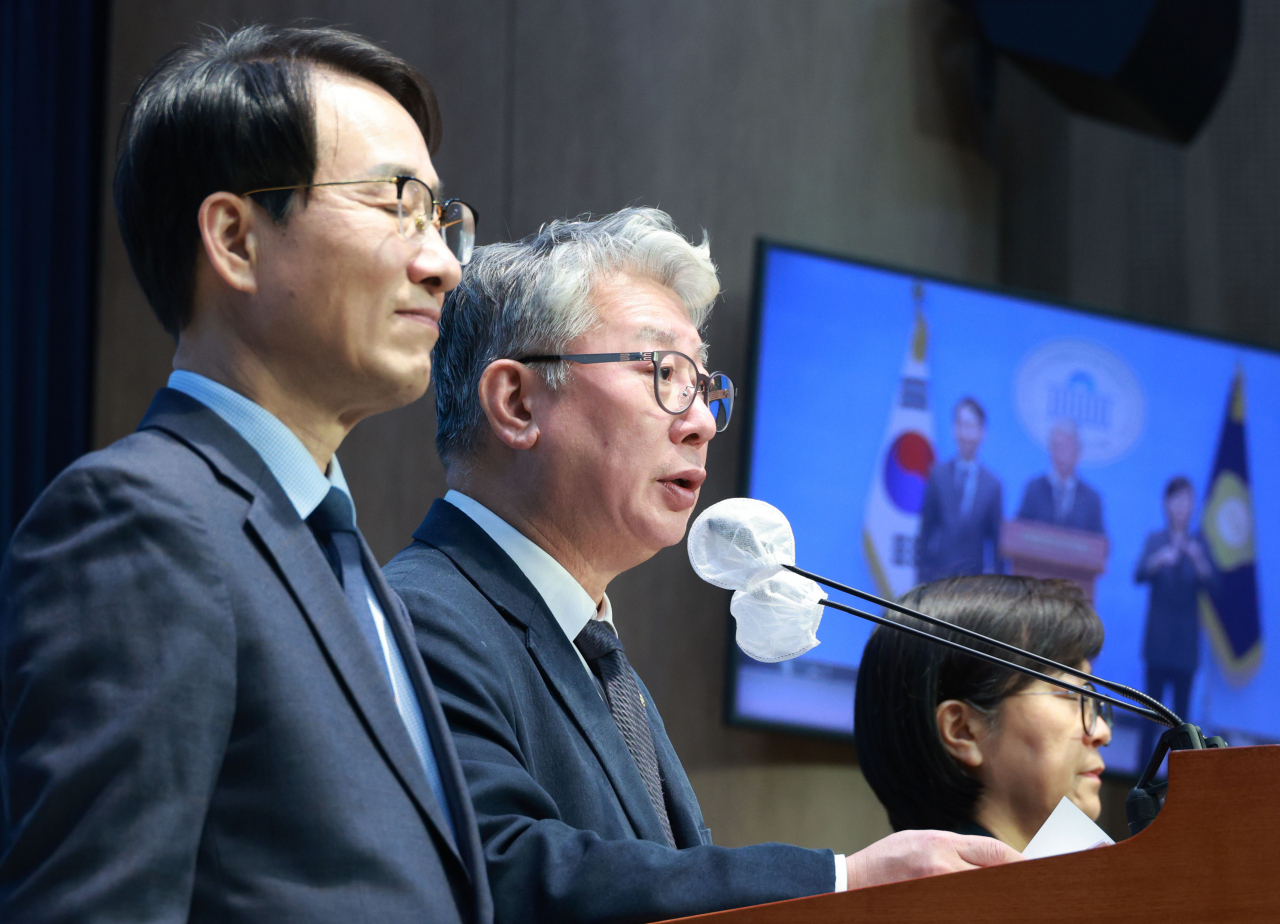 이원욱(왼쪽), 조응천(가운데) 의원. 두 의원은 각각 13일 개혁신당에 입당하면서 22대 총선 지역구 출마를 선언했다. 이 의원은 경기도 화성, 조 의원은 남양주에 각각 출마한다고 밝혔다. 두 의원의 현 지역구다. [연합]