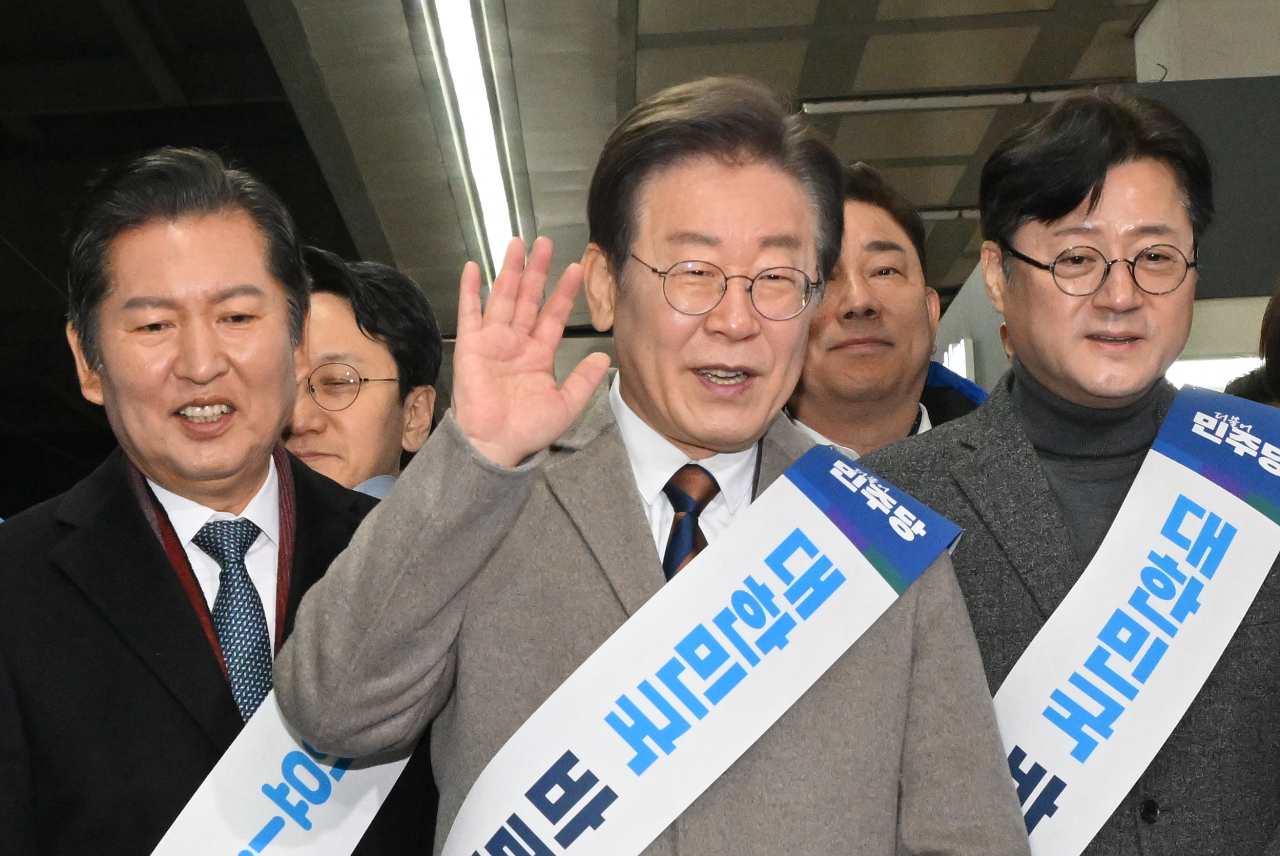 이재명 더불어민주당 대표가 8일 서울 용산구 용산역에서 설 귀성인사를 한 후 귀성 메시지를 전달하고 있다. [연합]