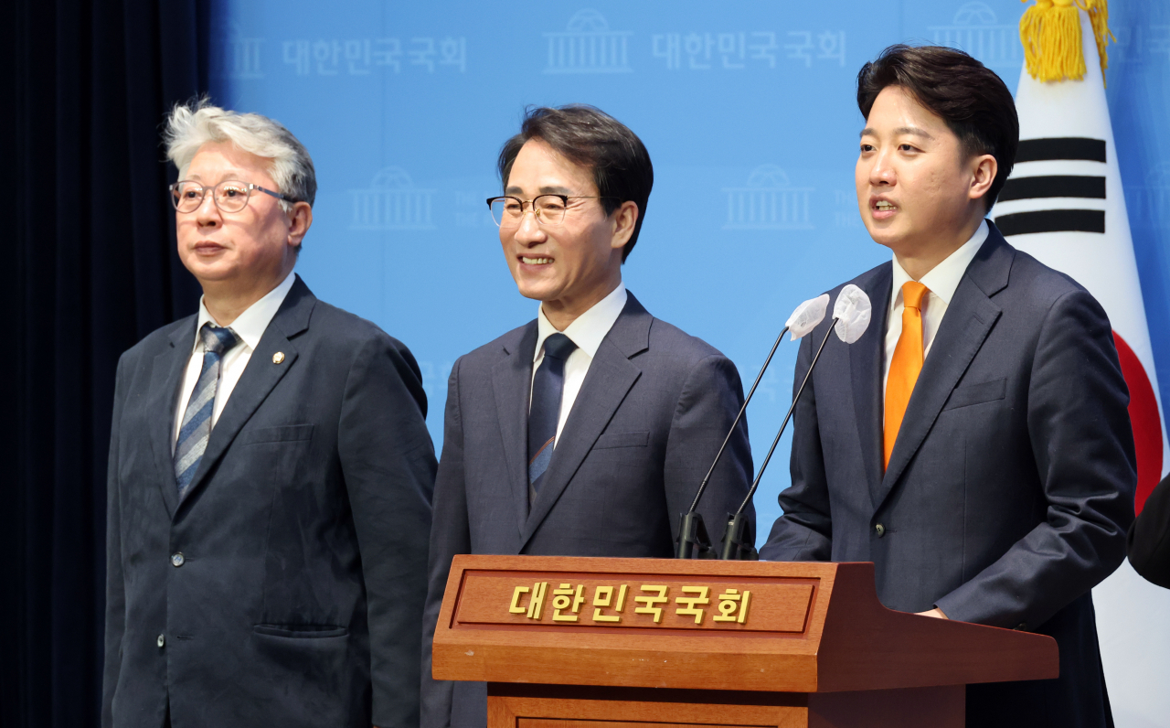 이준석(오른쪽) 개혁신당 공동대표가 13일 국회에서 입당 및 총선 출마를 선언하는 이원욱(가운데), 조응천(왼쪽) 의원을 소개하고 있다. 더불어민주당 탈당파인 이들은 기존 지역구인 화성과 남양주에서 출마한다. [연합]