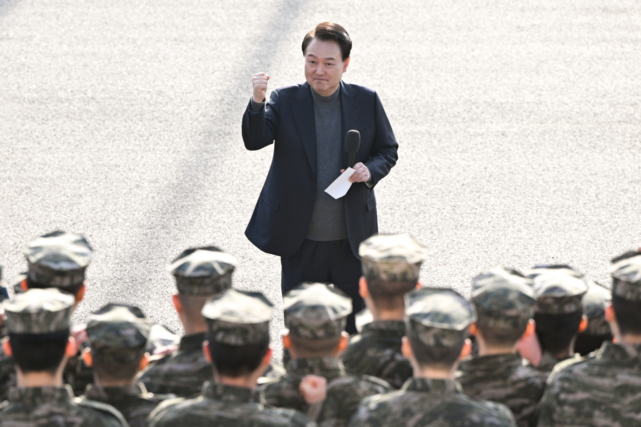 윤석열 대통령이 설 명절인 10일 경기 김포시 해병 청룡부대(2사단)를 방문해 장병들을 격려하며 주먹을 불끈 쥐어보이고 있다. [연합]