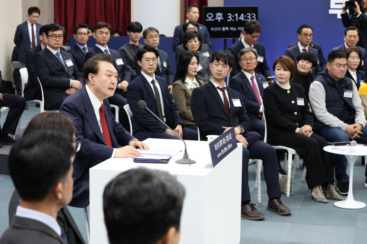 윤석열 대통령이 13일 부산시청에서 열린 '국민과 함께하는 민생토론회-열한 번째, 부산이 활짝 여는 지방시대'에서 발언하고 있다. [연합]