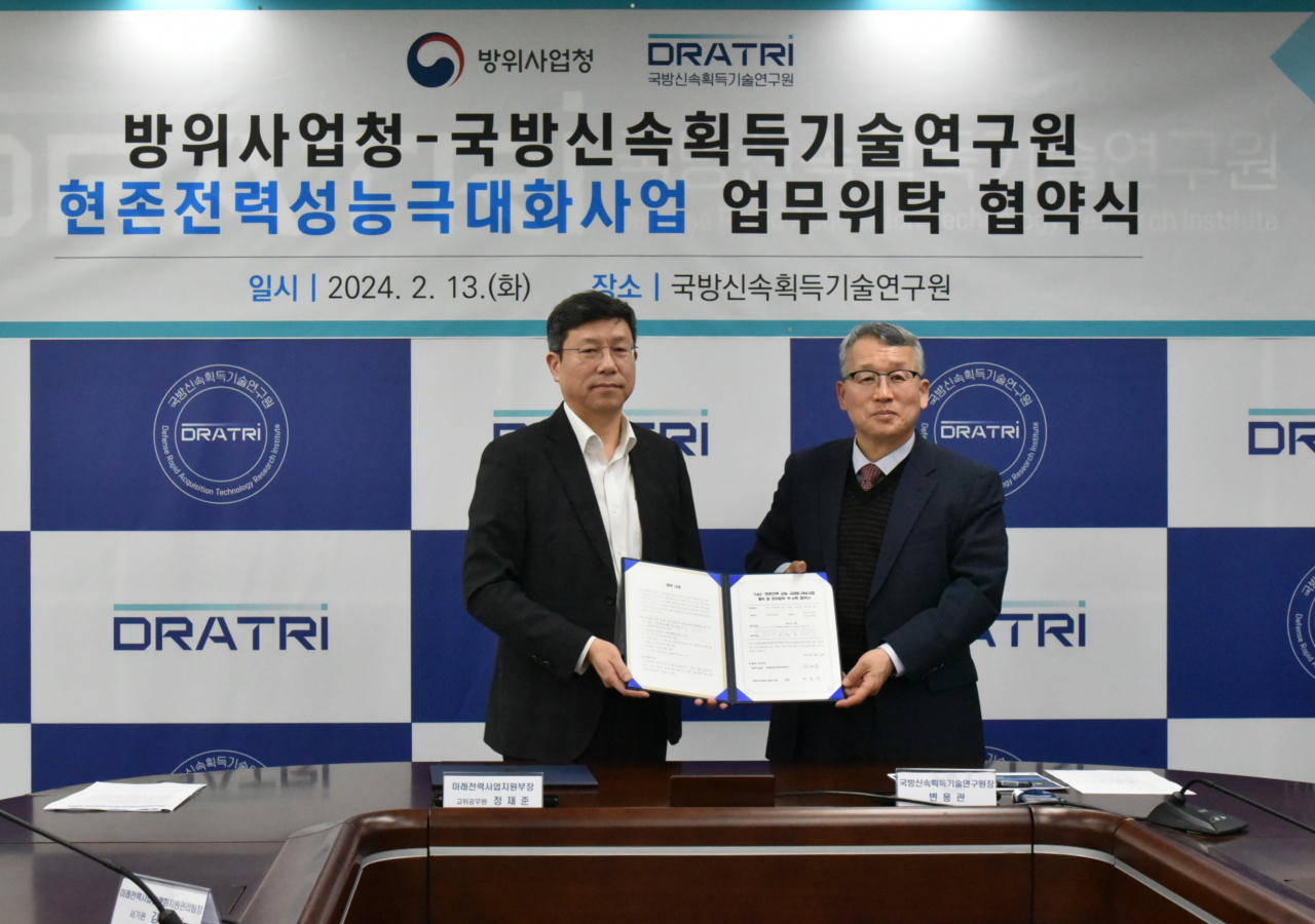 13일 서울 영등포구에 위치한 국방신속획득기술연구원에서 개최된 ‘24년 현존전력성능극대화사업 업무위탁 협약식 후 정재준 방위사업청 미래전력사업지원부장과 변용관 국방신속획득기술연구원장이 기념촬영 중이다.[방사청 제공]