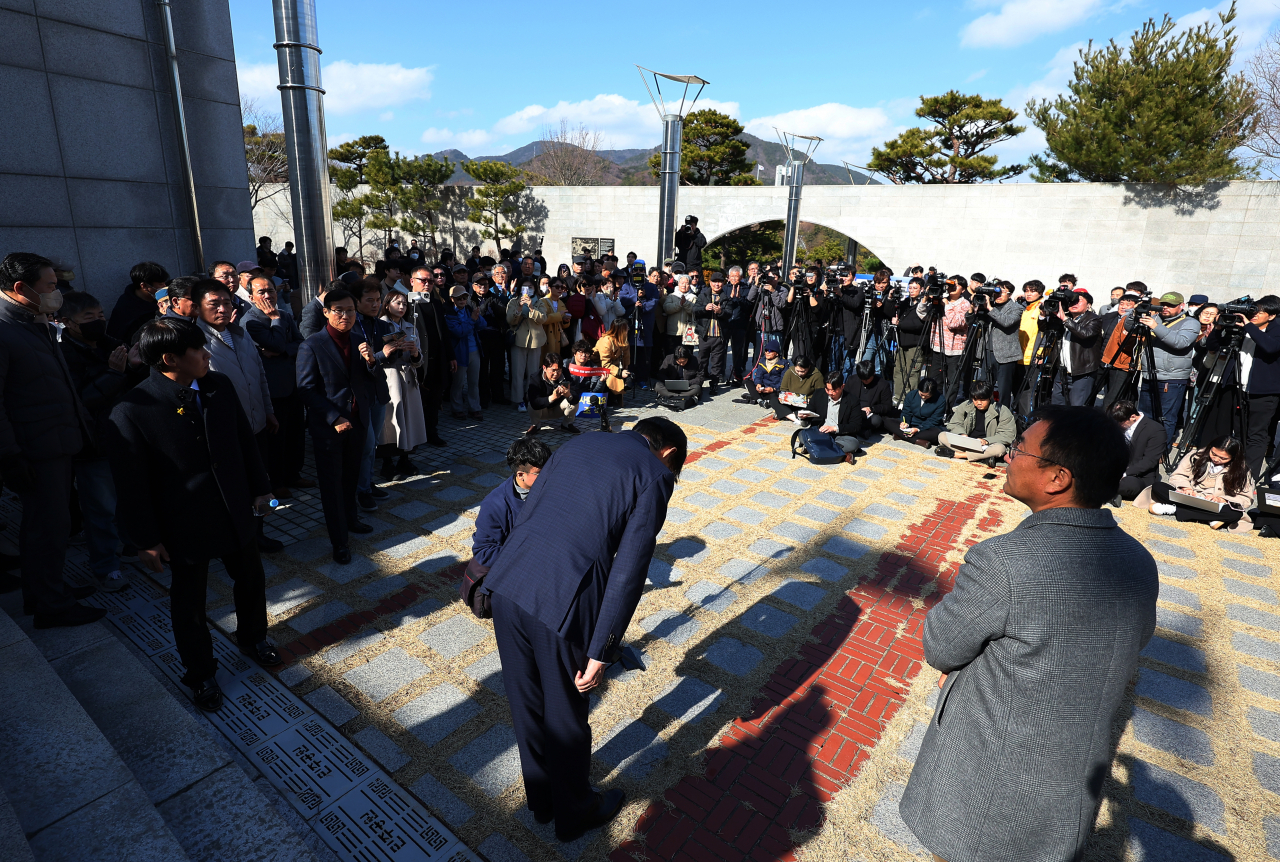 조국 전 법무부 장관이 13일 부산 민주공원에서 기자회견을 열고 신당창당을 선언한 뒤 인사하고 있다. 조 전 장관은 "무능한 검찰독재정권 종식을 위해 맨 앞에서 싸우겠다"며 신당 창당을 공식 선언했다. [연합]