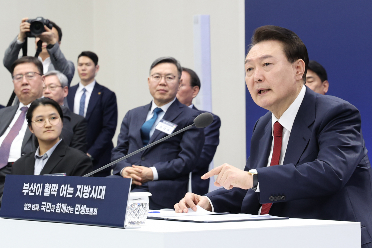윤석열 대통령이 13일 부산시청에서 열린 ‘국민과 함께하는 민생토론회-열한 번째, 부산이 활짝 여는 지방시대’에서 발언하고 있다.[연합]