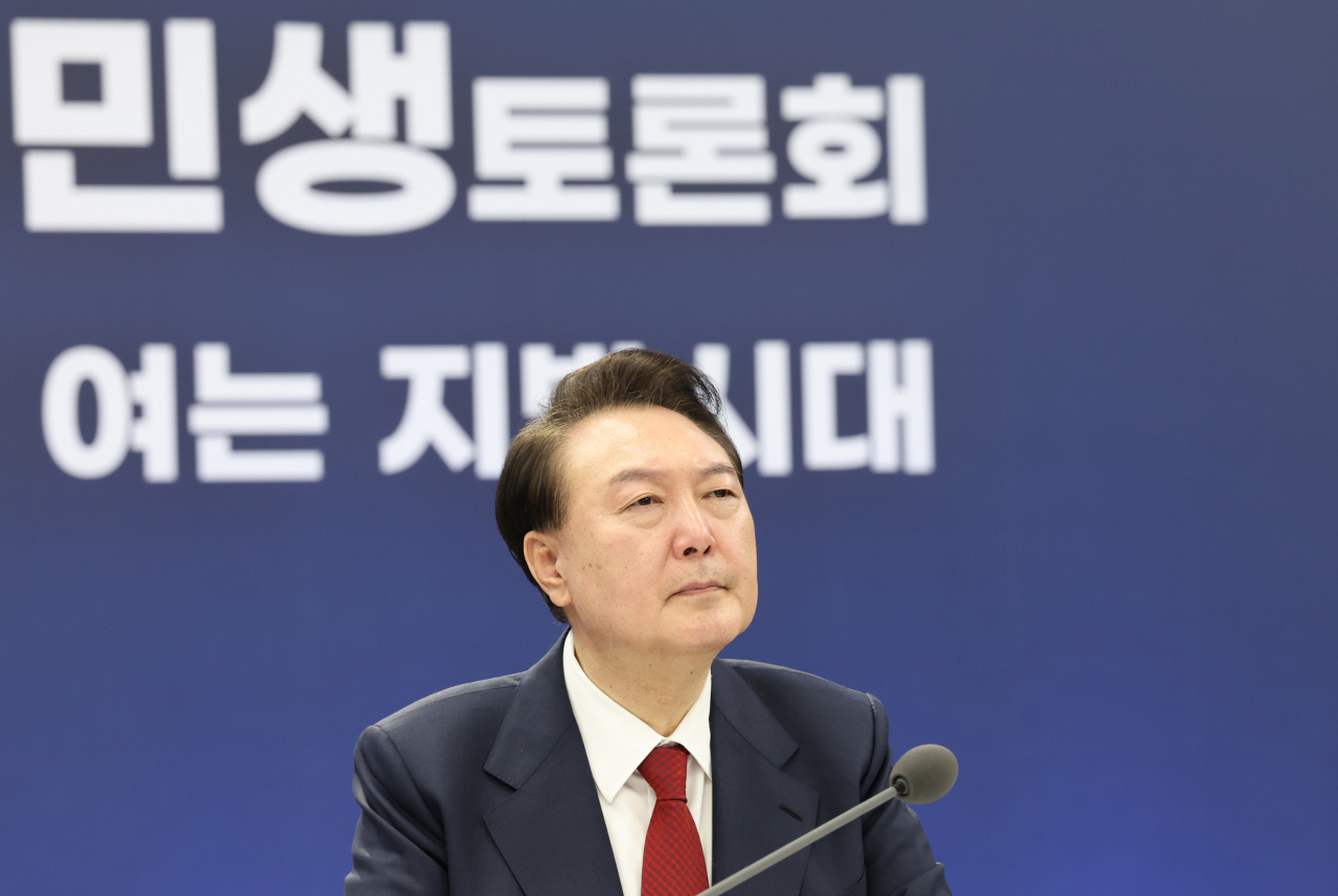 윤석열 대통령이 13일 부산시청에서 열린 '국민과 함께하는 민생토론회-열한 번째, 부산이 활짝 여는 지방시대'에서 대한민국시도지사협의회장인 박형준 부산광역시장의 안건 발표를 듣고 있다. 연합뉴스