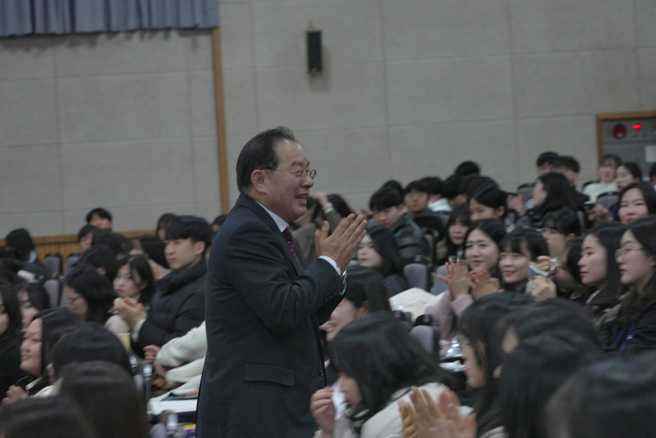 하윤수 부산시교육감이 13일 오전 부산시교육청 교육연수원 대강당에서 열린 유·초등(특수) 신규교사 임명장 수여식에서 교사들을 격려하고 있다. [사진=부산교육청]
