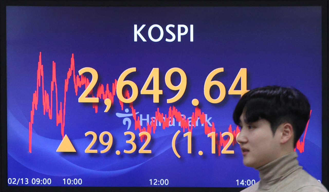 An electronic board showing the Korea Composite Stock Price Index at a dealing room of the Hana Bank headquarters in Seoul on Tuesday. (Yonhap)