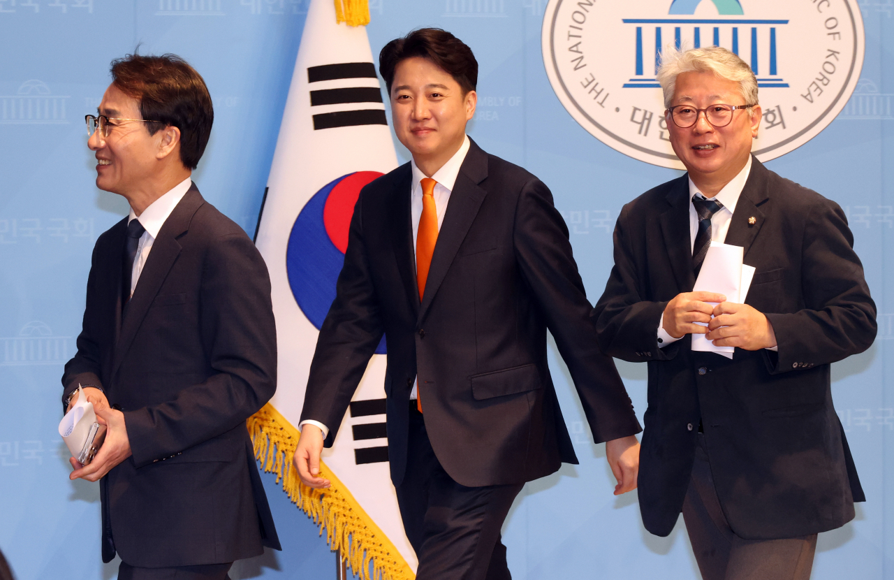 개혁신당 이원욱, 조응천 의원이 13일 국회에서 출마 선언 기자회견 후 이준석 공동대표와 퇴장하고 있다. 더불어민주당 탈당파인 이들은 기존 지역구인 화성과 남양주에서 출마한다. [연합]