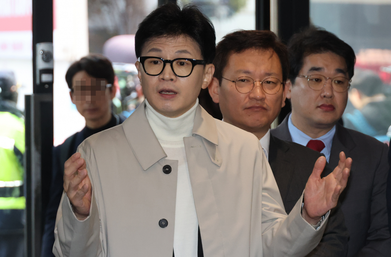 국민의힘 한동훈 비상대책위원장이 13일 여의도 당사 입구에서 기자들의 질문에 답하고 있다. [연합]