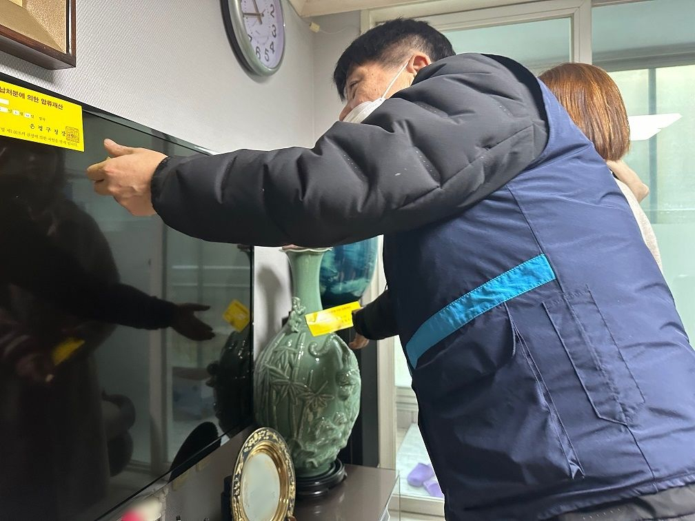 서울 은평구는 28년 묵은 세금 체납액 9억5000만원을 징수했다고 14일 밝혔다. 사진은 세금 체납액 징수 장면.[은평구 제공]