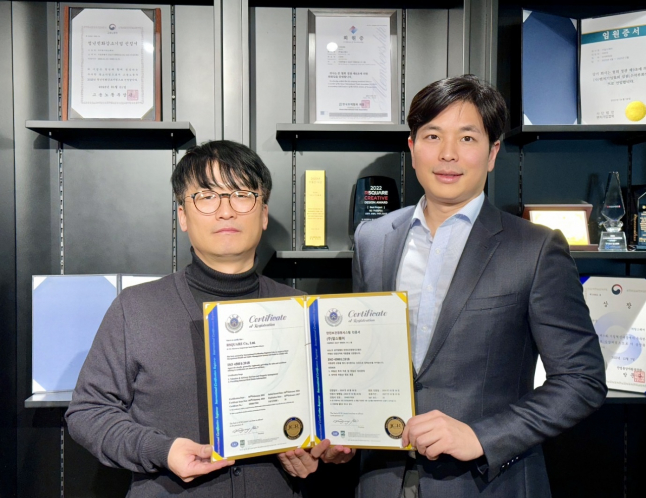 안전보건경영 시스템(ISO45001) 인증서를 든 이용균 알스퀘어 대표(오른쪽)와 정상민 알스퀘어 안전보건경영실 실장(왼쪽). [알스퀘어 제공]
