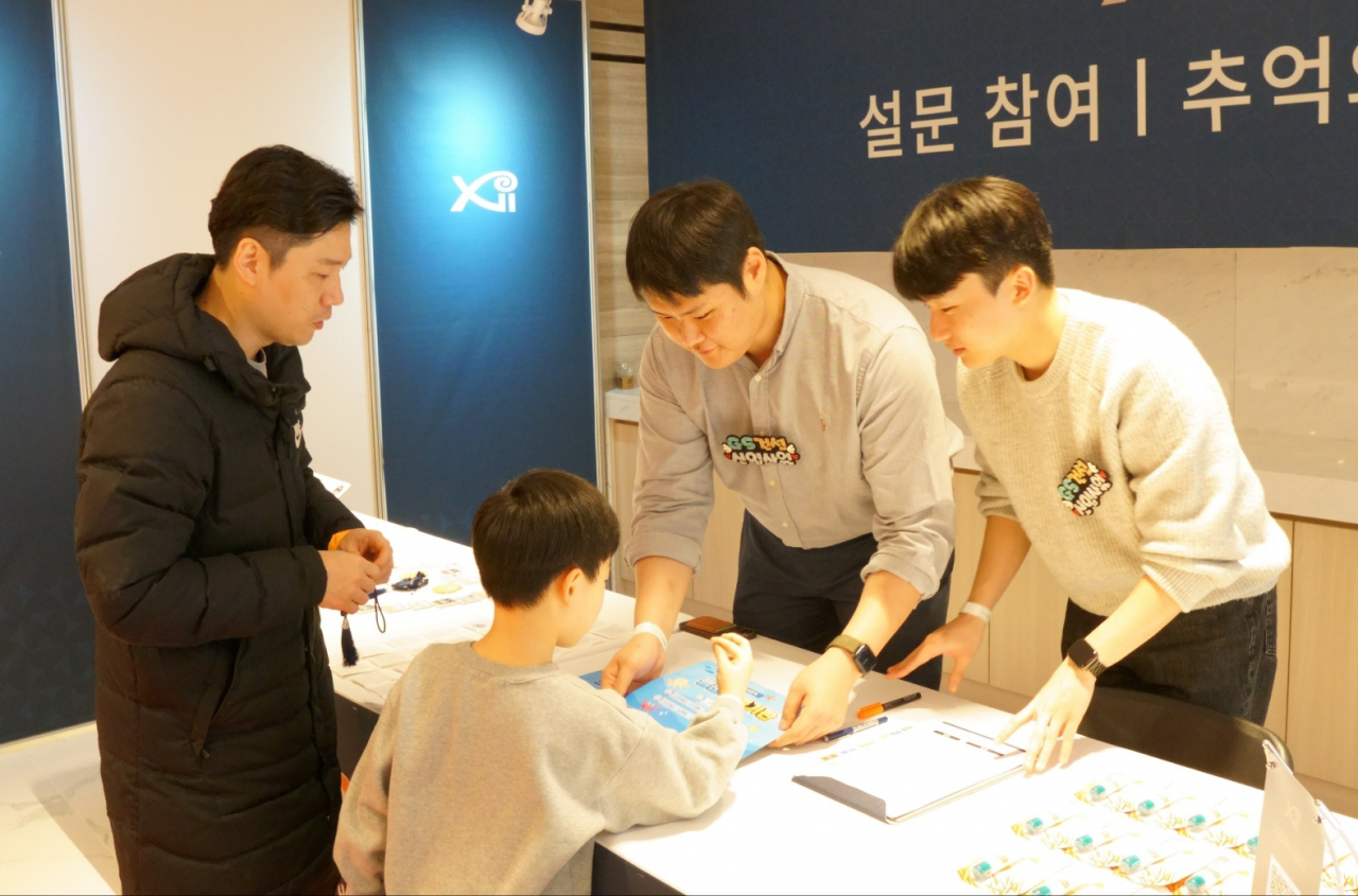 경기도 광주시에 들어서는 자이(Xi) 아파트 입주자 사전 방문 행사에 참석한 GS건설 신입사원들이 설문을 받고 있는 모습. [GS건설 제공]
