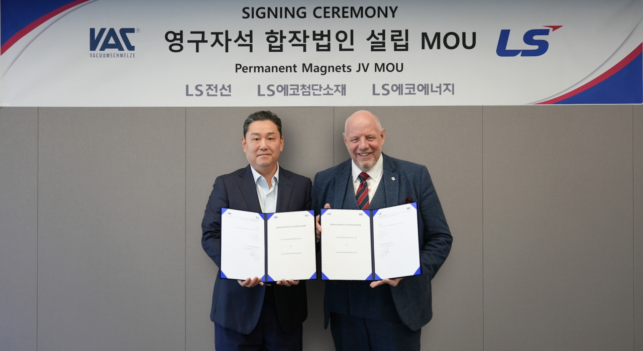 이상호(왼쪽) LS에코첨단소재 대표이사와 에릭 에셴 바쿰슈멜츠 CEO(최고경영자)가 14일 서울 LS용산타워에서 기념촬영을 하고 있다. [LS전선 제공]