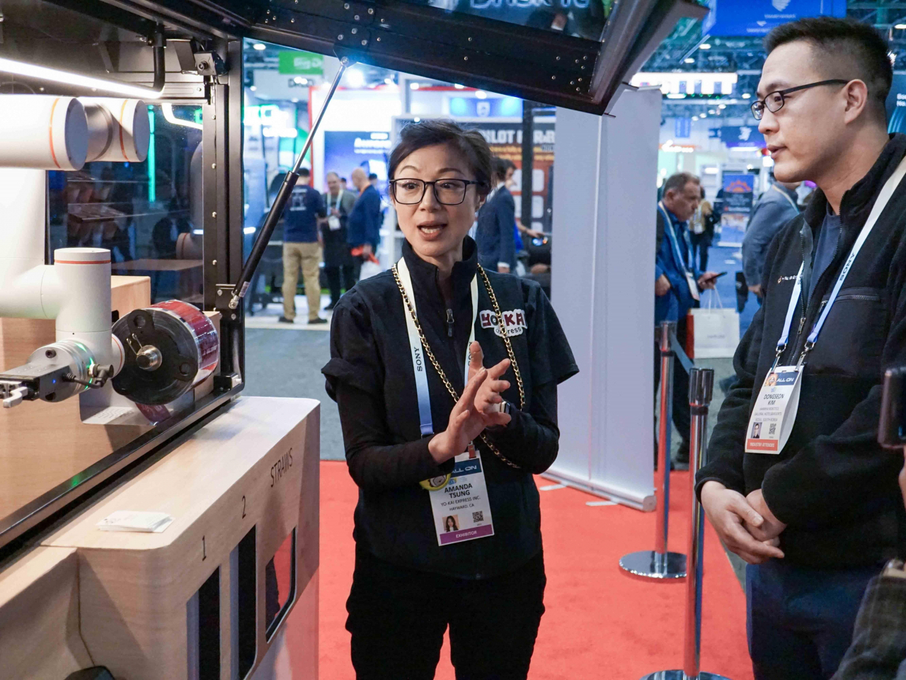 CES2024에 참석한 김동선(오른쪽) 부사장이 푸드테크 부스를 둘러보고 있다. [한화푸드테크 제공]