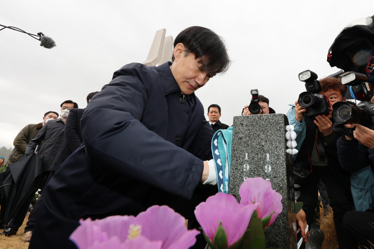 조국 전 법무부 장관이 14일 오전 광주 북구 운정동 국립 5·18민주묘지를 찾아 열사 묘소를 참배하고 있다.[연합]