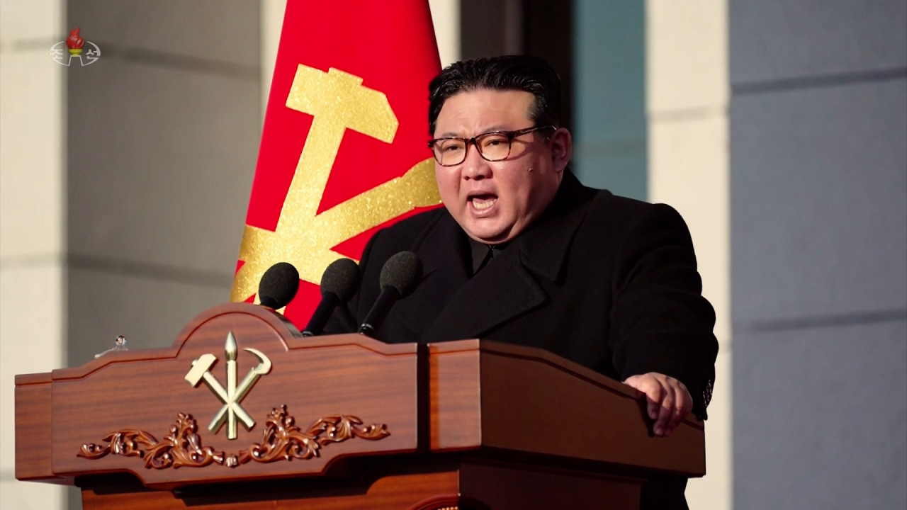 김정은 북한 국무위원장이 딸 주애와 조선인민군 창건(건군절) 76주년을 맞아 지난 8일 국방성을 축하 방문해 연설했다고 조선중앙TV가 9일 보도했다. [조선중앙TV 화면] [연합]