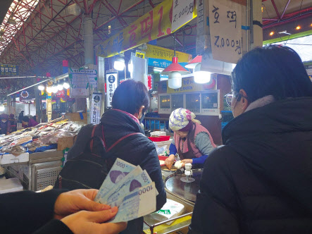 50년 경력으로 SNS에서 화제가 된 신당시장 ‘호떡 할머니’점포에서 시민들이 차례를 기다리고 있다. 김희량 기자