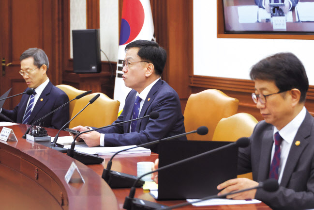 최상목(가운데) 부총리 겸 기획재정부 장관이 14일 오전 서울 종로구 정부서울청사에서 열린 비상경제장관회의를 주재하고 있다. [연합]