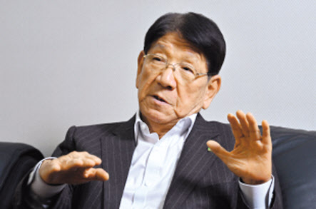 최용선 한신공영 회장이 최근 코리아헤럴드와 인터뷰하는 모습