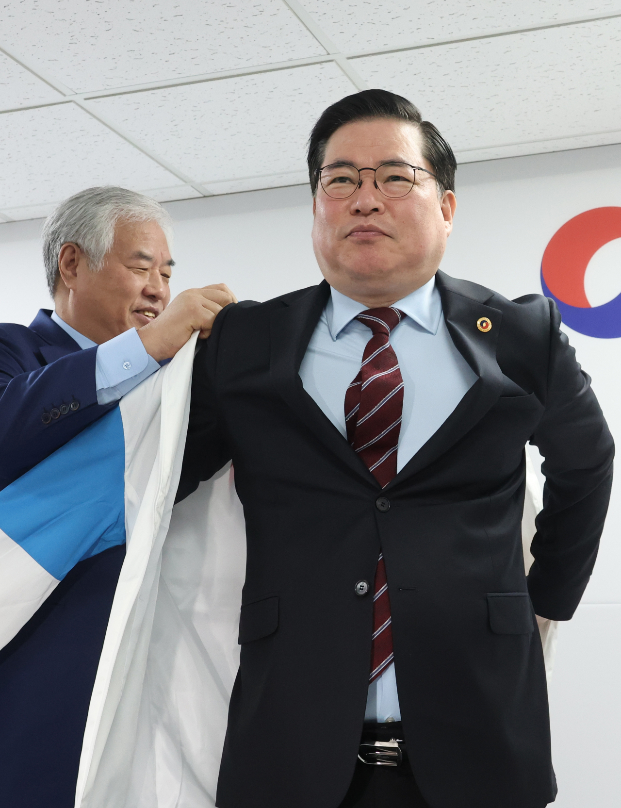 유동규 전 성남도시개발공사 기획본부장이 14일 여의도 자유통일당 당사에서 총선 출마 선언에 앞서 전광훈 목사로부터 당 점퍼를 받아 입고 있다. [연합뉴스]