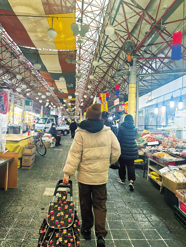 지난 7일 서울의 한 시장에서 취재에 나선 기자의 모습. 장을 보는 MZ세대를 한 명도 만날 수 없었다. 김희량 기자