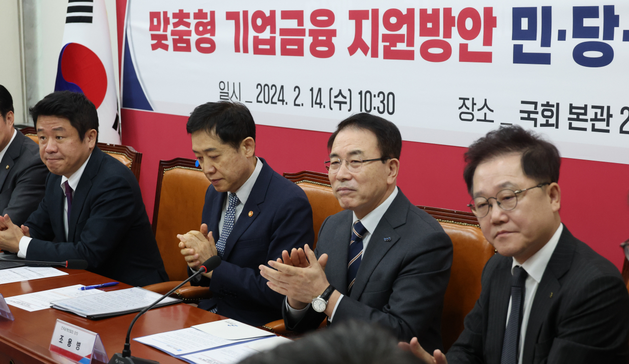 14일 국회에서 유의동 국민의힘 정책위의장이 고금리 위기 극복과 신산업 전환을 위한 맞춤형 기업금융 지원방안 민당정협의회를 하고 있다. 오른쪽부터 강석훈 한국산업은행회장, 조용병 은행연합회장, 김주현 금융위원장. [연합]