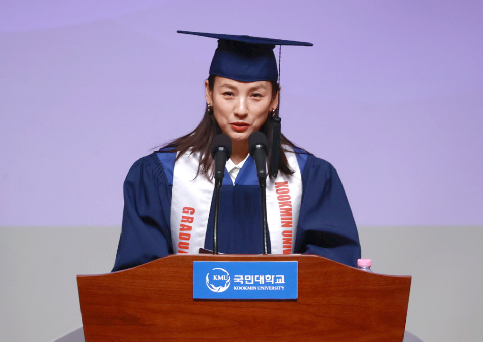 가수 이효리가 14일 오전 서울 성북구 국민대학교에서 열린 2023학년도 전기 학위수여식에서 축사하고 있다. 연합뉴스
