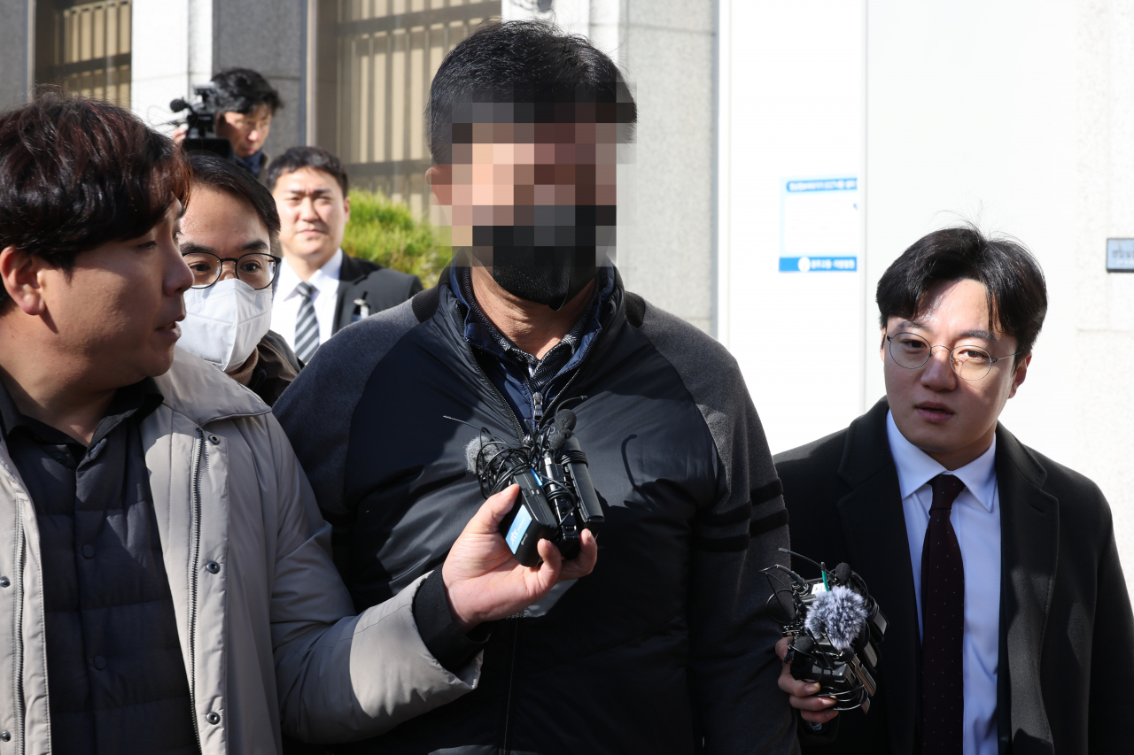 '사건브로커'로부터 수백만원 상당의 향응을 받은 혐의(뇌물수수)로 사전구속영장이 청구된 광주 북부경찰서 소속 현직 경찰관이 30일 낮 광주지방법원에서 열린 구속 전 피의자 심문(영장실질심사)을 마친 뒤 검찰 호송차로 이동하고 있다. 연합뉴스