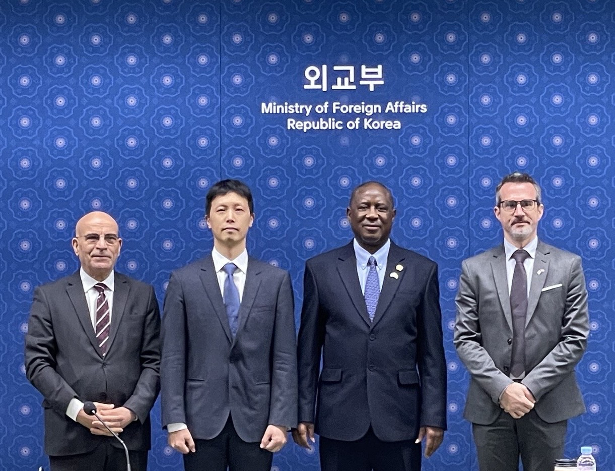 윤종권 원자력비확산외교기획관은 14일 유엔 안보리 비상임이사국 임기를 시작한 알제리, 시에라리온, 슬로베니아 주한대사를 초청해 유엔 대북제재 간담회를 개최했다. [외교부 제공]