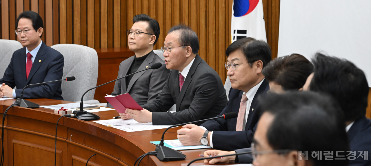 윤재옥 국민의힘 원내대표가 14일 오전 서울 여의도 국회에서 열린 원내대책회의에 참석해 모두발언을 하고 있다.[이상섭 기자]