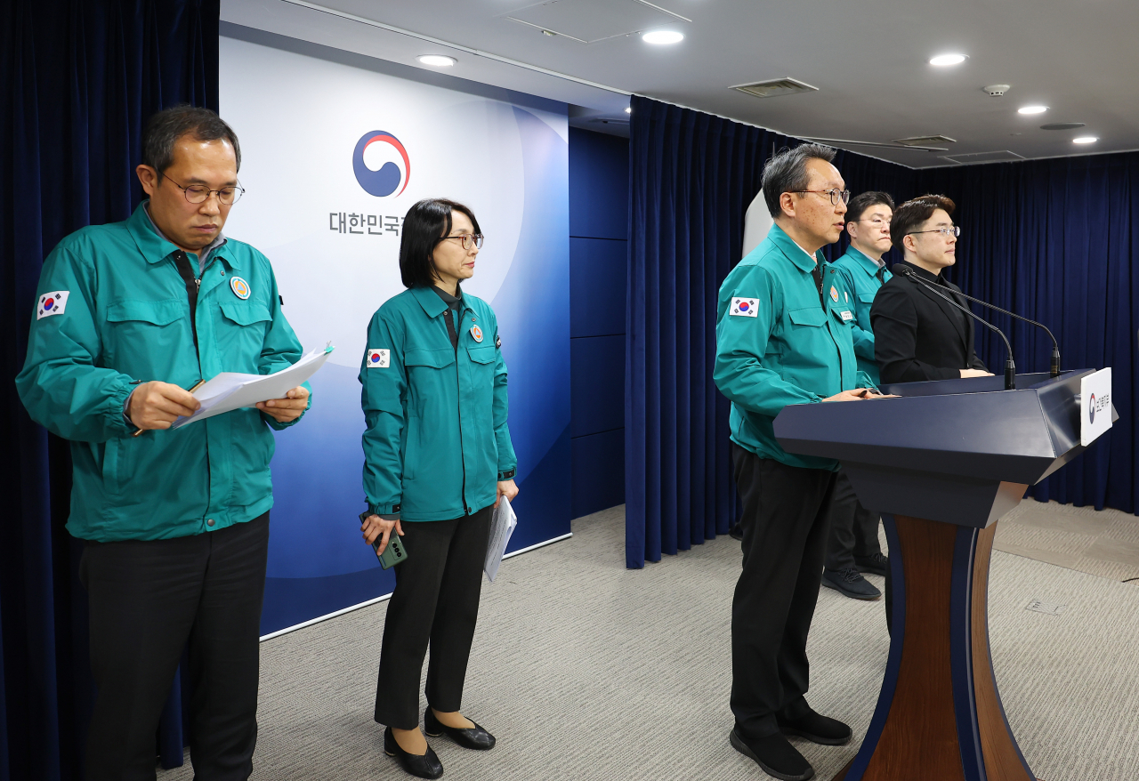 박민수 보건복지부 2차관이 14일 오전 정부서울청사에서 의사 집단행동 중앙사고수습본부 정례 브리핑을 하고 있다.[연합]
