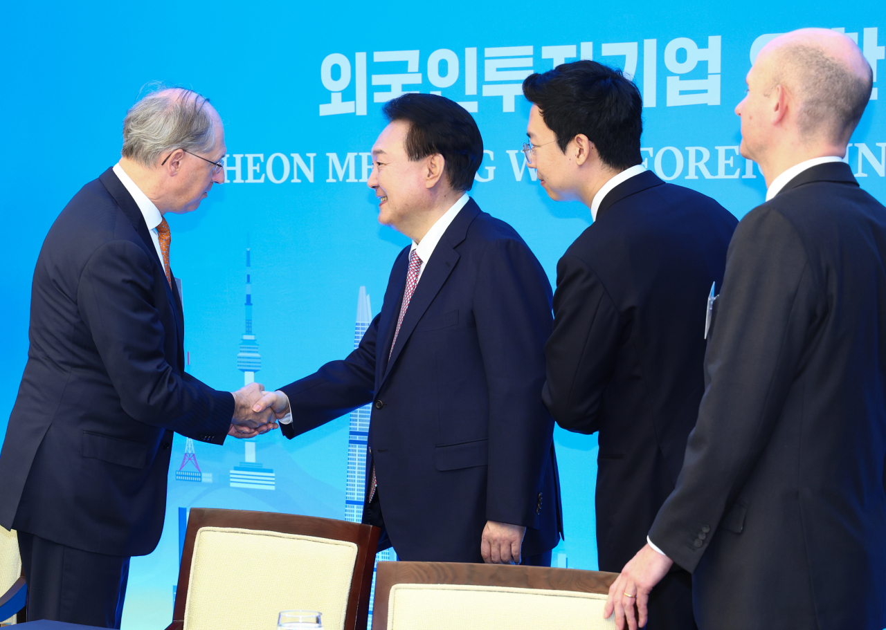 윤석열 대통령이 14일 서울 중구 대한상공회의소 챔버라운지에서 외국인 투자기업 대표들과 연 오찬 간담회에서 주한 유럽상공회의소 필립 반 후프 회장과 인사하고 있다. [연합]