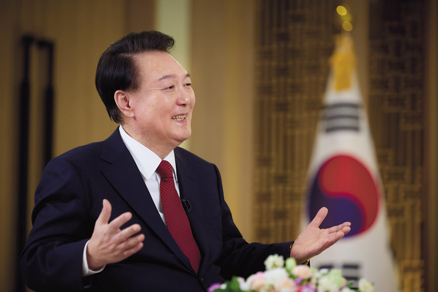 윤석열 대통령이 지난 4일 서울 용산 대통령실 청사에서 KBS와 특별대담 하던 모습. [연합]