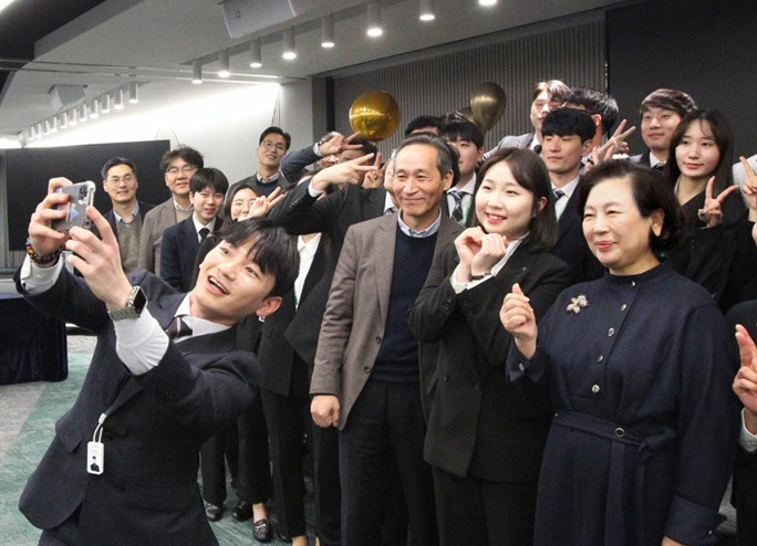 현정은(오른쪽) 현대그룹 회장이 지난달 열린 신입사원 교육에 직접 참석해 임직원들과 셀카를 찍고 있다. [현대그룹 제공]