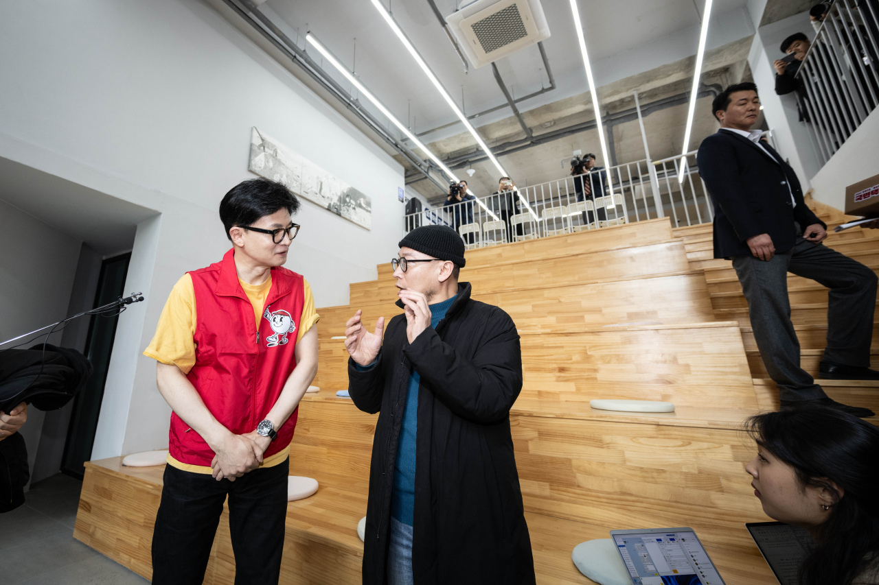 한동훈 국민의힘 비상대책위원장이 14일 은평구 다다름하우스에서 시설 설명을 듣고 있다. 다다름하우스는 성인발달장애 및 비장애 청년이 함께 살아가는 사회통합형 자립지원주택이다. [연합]