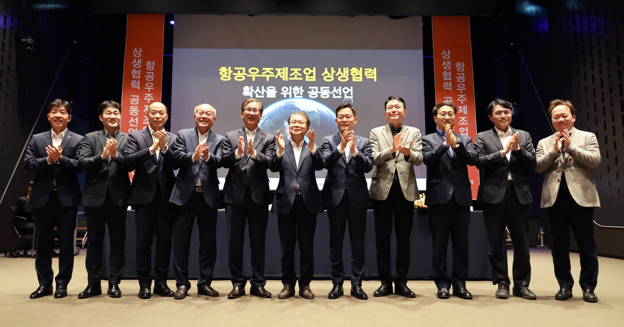 이정식 고용노동부 장관(가운데)이 항공우주제조업 상생협력 공동선언문 발표 후 업계 관계자들과 박수를 치고 있다. [고용노동부 제공]