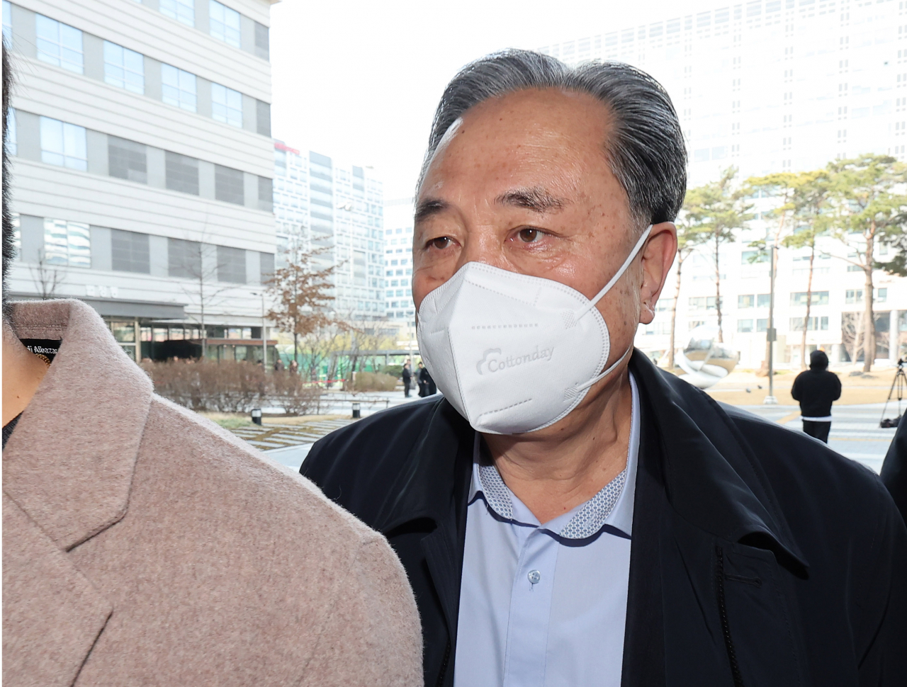 새마을금고중앙회 임원과 자산운용사 대표 등에게서 억대 금품을 받은 혐의로 재판에 넘겨진 박차훈 전 중앙회 회장이 14일 오후 서울 송파구 서울동부지방법원에서 열린 1심 선고 공판에 출석하고 있다. [연합]