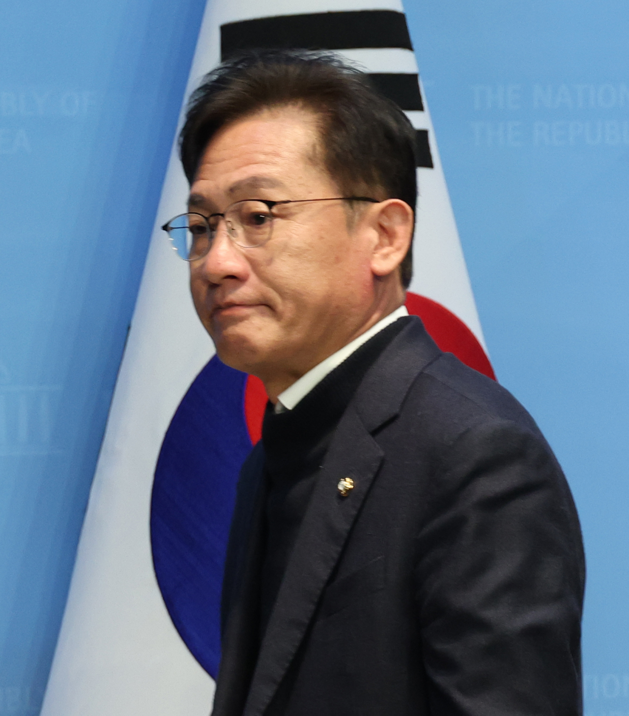 배진교 녹색정의당 원내대표가 14일 국회에서 원내대표 사퇴 기자회견 후 퇴장하고 있다. [연합]
