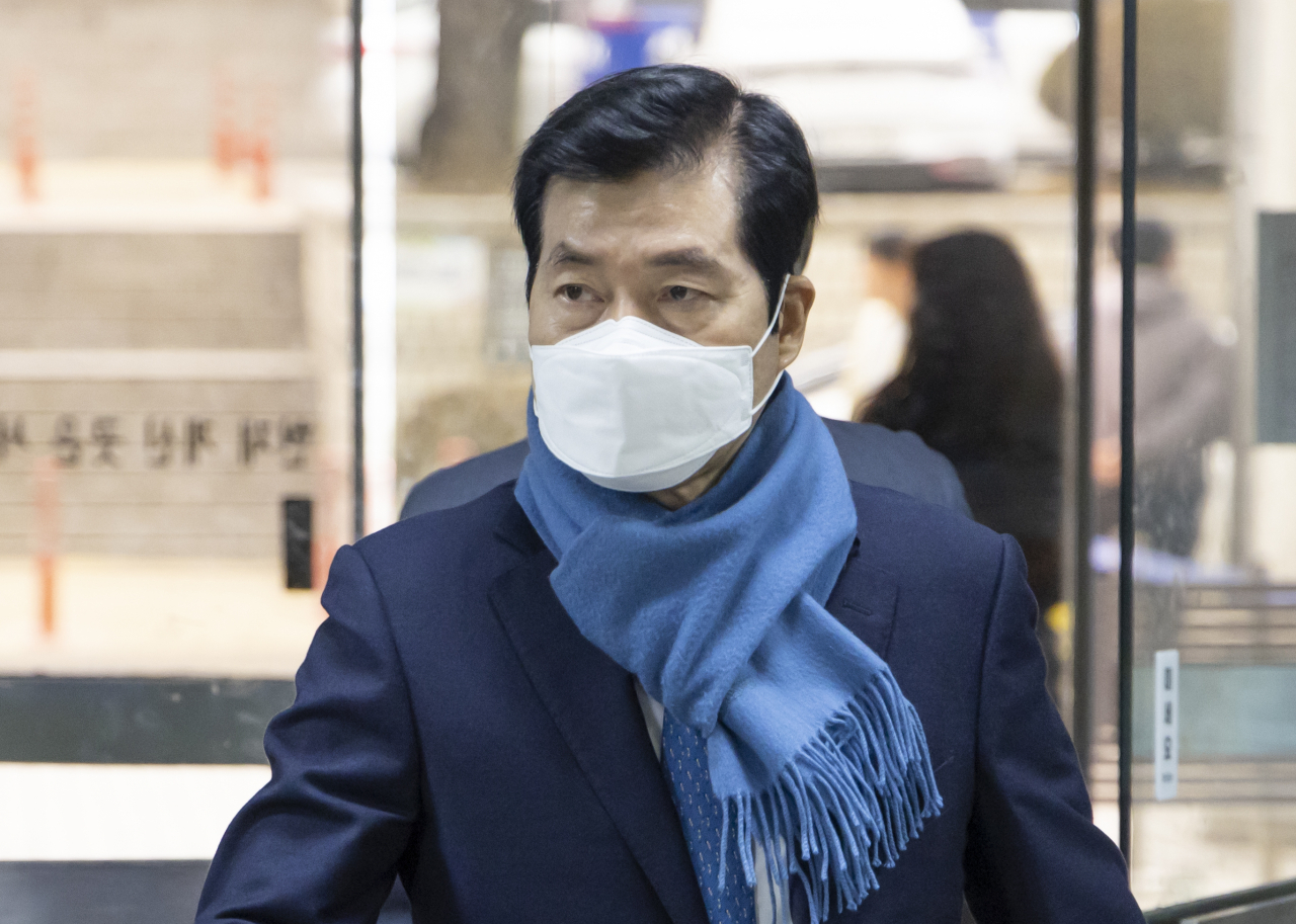 횡령과 증거인멸 혐의로 재판에 넘겨진 김태한 전 삼성바이오로직스(삼성바이오) 대표가 14일 오후 서초구 서울중앙지법에서 열린 1심 선고 공판에 출석하고 있다. [연합]